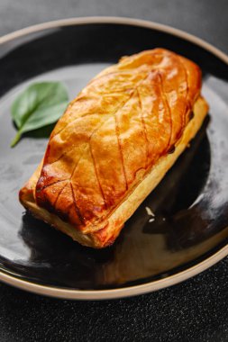 Et turtası kiş Fransız aperatifi taze lezzetli gurme yemek arkaplanı masadaki rustik yiyecekler üst görünüm kopyalama alanı