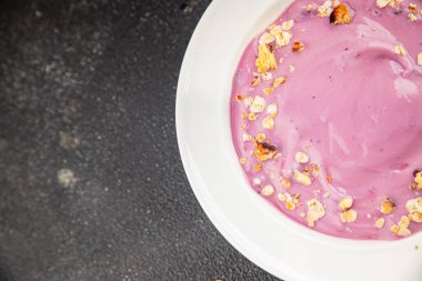 Yoğurt böğürtlen sağlıklı kahvaltı taze lezzetli gurme yemek arka planı masaya rustik yemek üst görünüm fotokopi alanı keto ve paleo diyeti