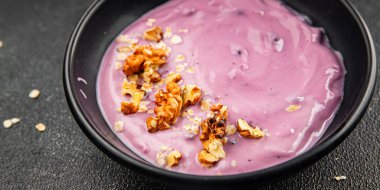 Yoğurt böğürtlen sağlıklı kahvaltı taze lezzetli gurme yemek arka planı masaya rustik yemek üst görünüm fotokopi alanı keto ve paleo diyeti