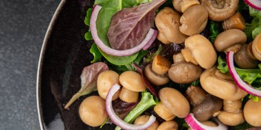 Şampiyon salatası yeşil marul konserve mantar taze gurme yemek arkaplan masa üzerinde rustik gıda üst görünüm fotokopi uzay keto ve paleo diyet vejetaryen ve vegan gıda