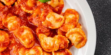 Ravioli domates sosu lezzetli gurme yemek arkaplanı masanın üstünde rustik yiyecekler üst görünümde fotokopi alanı
