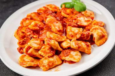 Ravioli domates sosu lezzetli gurme yemek arkaplanı masanın üstünde rustik yiyecekler üst görünümde fotokopi alanı