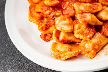 Ravioli domates sosu lezzetli gurme yemek arkaplanı masanın üstünde rustik yiyecekler üst görünümde fotokopi alanı