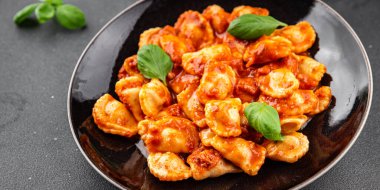 Ravioli domates sosu lezzetli gurme yemek arkaplanı masanın üstünde rustik yiyecekler üst görünümde fotokopi alanı