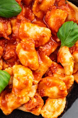 Ravioli domates sosu lezzetli gurme yemek arkaplanı masanın üstünde rustik yiyecekler üst görünümde fotokopi alanı