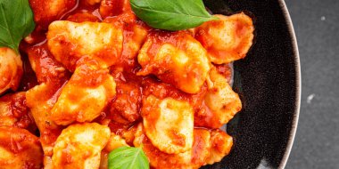 Ravioli domates sosu lezzetli gurme yemek arkaplanı masanın üstünde rustik yiyecekler üst görünümde fotokopi alanı