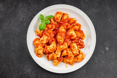 Ravioli domates sosu lezzetli gurme yemek arkaplanı masanın üstünde rustik yiyecekler üst görünümde fotokopi alanı
