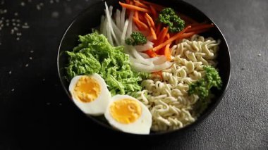 Budda kasesi, erişte, sebze, salata, lezzetli, gurme, yemek, arka plan, yemek, masa üstü, fotokopi, uzay keto, paleo diyet vejetaryen ve vegan yemekleri.