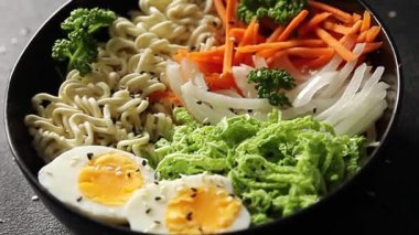 Budda kasesi, erişte, sebze, salata, lezzetli, gurme, yemek, arka plan, yemek, masa üstü, fotokopi, uzay keto, paleo diyet vejetaryen ve vegan yemekleri.