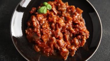 Patlıcan güveci sebze salatası lezzetli lezzetli gurme yemek geçmişi masa rustik yemekler fotokopi alanı keto ve paleo diyet vejetaryen ve vejetaryen yemekleri