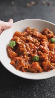 Patlıcan güveci sebze salatası lezzetli lezzetli gurme yemek geçmişi masa rustik yemekler fotokopi alanı keto ve paleo diyet vejetaryen ve vejetaryen yemekleri