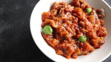 Patlıcan güveci sebze salatası lezzetli lezzetli gurme yemek geçmişi masa rustik yemekler fotokopi alanı keto ve paleo diyet vejetaryen ve vejetaryen yemekleri