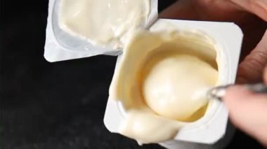 Yoğurt taze mayalanmış süt. Doğal ürün. Lezzetli lezzetli gurme yemeği.