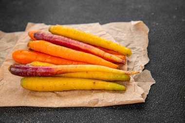 Havuç renginde taze sebze, lezzetli gurme, arka plan, masa üstü yemekler, fotokopi odası keto, paleo diyet vejetaryen ve vejetaryen yemekleri.