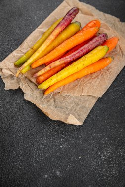 Havuç renginde taze sebze, lezzetli gurme, arka plan, masa üstü yemekler, fotokopi odası keto, paleo diyet vejetaryen ve vejetaryen yemekleri.