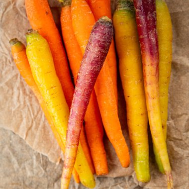 Havuç renginde taze sebze, lezzetli gurme, arka plan, masa üstü yemekler, fotokopi odası keto, paleo diyet vejetaryen ve vejetaryen yemekleri.