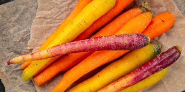 Havuç renginde taze sebze, lezzetli gurme, arka plan, masa üstü yemekler, fotokopi odası keto, paleo diyet vejetaryen ve vejetaryen yemekleri.