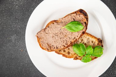 Etli tavuk ciğeri lezzetli gurme yemek arkaplanı masanın üstünde rustik yiyecekler fotokopi alanı