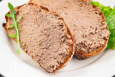 Etli tavuk ciğeri lezzetli gurme yemek arkaplanı masanın üstünde rustik yiyecekler fotokopi alanı