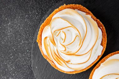 Limonlu tart tatlı tatlı krema, limonlu tatlı lezzetli gurme taze yemek arka plan masa kırsal yemek üst görünüm fotokopi alanı
