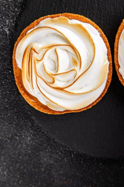 Limonlu tart tatlı tatlı krema, limonlu tatlı lezzetli gurme taze yemek arka plan masa kırsal yemek üst görünüm fotokopi alanı