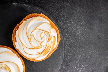 Limonlu tart tatlı tatlı krema, limonlu tatlı lezzetli gurme taze yemek arka plan masa kırsal yemek üst görünüm fotokopi alanı
