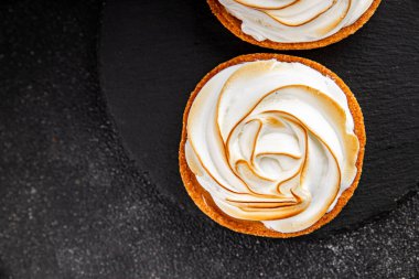 Limonlu tart tatlı tatlı krema, limonlu tatlı lezzetli gurme taze yemek arka plan masa kırsal yemek üst görünüm fotokopi alanı