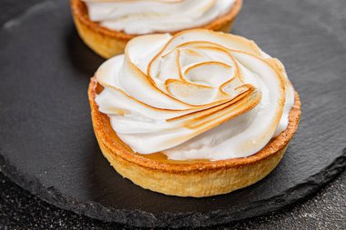 Limonlu tart tatlı tatlı krema, limonlu tatlı lezzetli gurme taze yemek arka plan masa kırsal yemek üst görünüm fotokopi alanı
