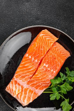 Somon balığı organik deniz ürünleri lezzetli taze gurme yemek arkaplanı masa rustik gıdanın üst görüntüsü fotokopi alanı