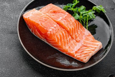 Somon balığı organik deniz ürünleri lezzetli taze gurme yemek arkaplanı masa rustik gıdanın üst görüntüsü fotokopi alanı