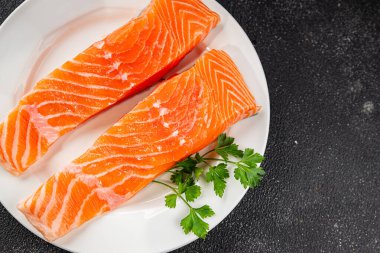 Somon balığı organik deniz ürünleri lezzetli taze gurme yemek arkaplanı masa rustik gıdanın üst görüntüsü fotokopi alanı