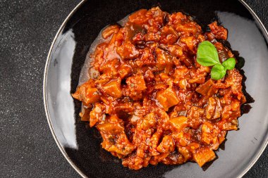 Patlıcan güveci sebze salatası lezzetli lezzetli gurme yemek geçmişi masa rustik yemekler fotokopi alanı keto ve paleo diyet vejetaryen ve vejetaryen yemekleri