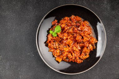 Patlıcan güveci sebze salatası lezzetli lezzetli gurme yemek geçmişi masa rustik yemekler fotokopi alanı keto ve paleo diyet vejetaryen ve vejetaryen yemekleri