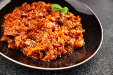 Patlıcan güveci sebze salatası lezzetli lezzetli gurme yemek geçmişi masa rustik yemekler fotokopi alanı keto ve paleo diyet vejetaryen ve vejetaryen yemekleri