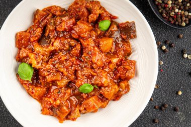 Patlıcan güveci sebze salatası lezzetli lezzetli gurme yemek geçmişi masa rustik yemekler fotokopi alanı keto ve paleo diyet vejetaryen ve vejetaryen yemekleri