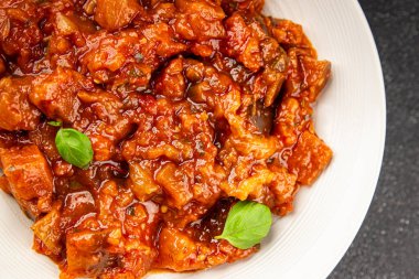 Patlıcan güveci sebze salatası lezzetli lezzetli gurme yemek geçmişi masa rustik yemekler fotokopi alanı keto ve paleo diyet vejetaryen ve vejetaryen yemekleri