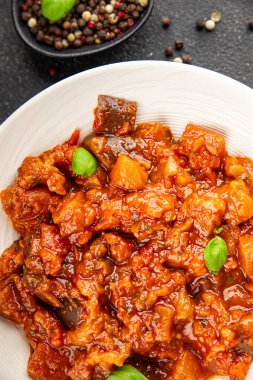 Patlıcan güveci sebze salatası lezzetli lezzetli gurme yemek geçmişi masa rustik yemekler fotokopi alanı keto ve paleo diyet vejetaryen ve vejetaryen yemekleri