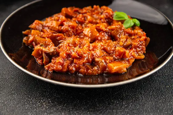 Patlıcan güveci sebze salatası lezzetli lezzetli gurme yemek geçmişi masa rustik yemekler fotokopi alanı keto ve paleo diyet vejetaryen ve vejetaryen yemekleri