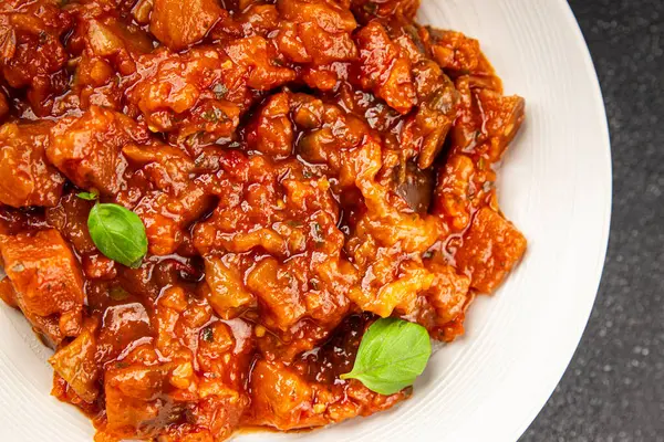 Patlıcan güveci sebze salatası lezzetli lezzetli gurme yemek geçmişi masa rustik yemekler fotokopi alanı keto ve paleo diyet vejetaryen ve vejetaryen yemekleri