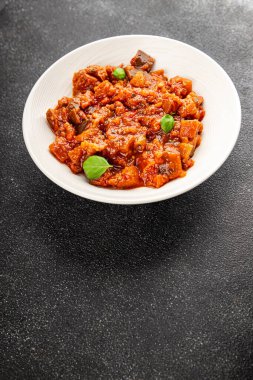 Patlıcan güveci sebze salatası lezzetli lezzetli gurme yemek geçmişi masa rustik yemekler fotokopi alanı keto ve paleo diyet vejetaryen ve vejetaryen yemekleri