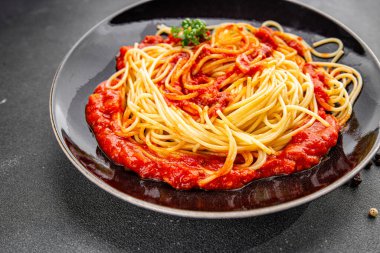 Spagetti bolonez makarna sosu lezzetli lezzetli lezzetli gurme yemek arka plan masa kırsal yemek üst görünüm fotokopi alanı
