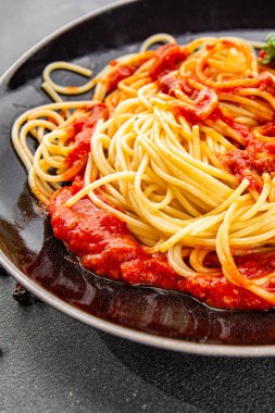 Spagetti bolonez makarna sosu lezzetli lezzetli lezzetli gurme yemek arka plan masa kırsal yemek üst görünüm fotokopi alanı