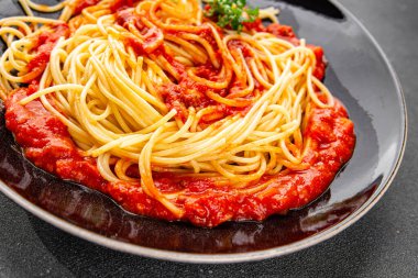 Spagetti bolonez makarna sosu lezzetli lezzetli lezzetli gurme yemek arka plan masa kırsal yemek üst görünüm fotokopi alanı