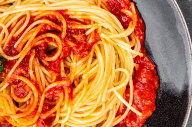 Spagetti bolonez makarna sosu lezzetli lezzetli lezzetli gurme yemek arka plan masa kırsal yemek üst görünüm fotokopi alanı