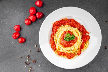 Spagetti bolonez makarna sosu lezzetli lezzetli lezzetli gurme yemek arka plan masa kırsal yemek üst görünüm fotokopi alanı