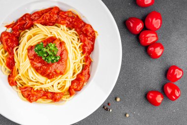 Spagetti bolonez makarna sosu lezzetli lezzetli lezzetli gurme yemek arka plan masa kırsal yemek üst görünüm fotokopi alanı