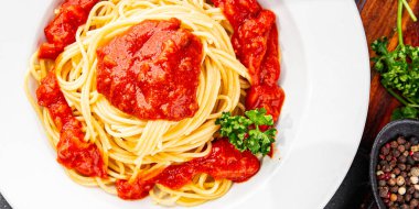 Spagetti bolonez makarna sosu lezzetli lezzetli lezzetli gurme yemek arka plan masa kırsal yemek üst görünüm fotokopi alanı