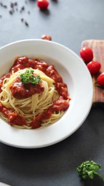 Spagetti bolonez makarna sosu lezzetli lezzetli lezzetli gurme yemek arka plan masa kırsal yemek üst görünüm fotokopi alanı