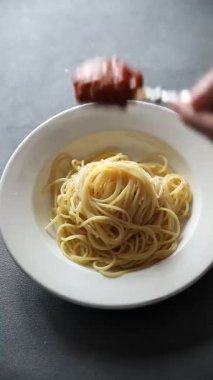 Spagetti bolonez makarna sosu lezzetli lezzetli lezzetli gurme yemek arka plan masa kırsal yemek üst görünüm fotokopi alanı