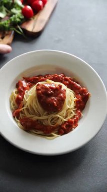 Spagetti bolonez makarna sosu lezzetli lezzetli lezzetli gurme yemek arka plan masa kırsal yemek üst görünüm fotokopi alanı